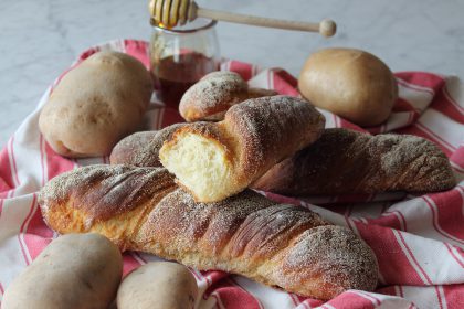 Pane alle patate con miele di castagno