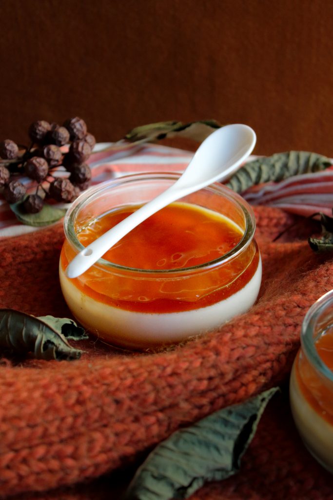 Ricetta della panna cotta alla menta con coulis di mela