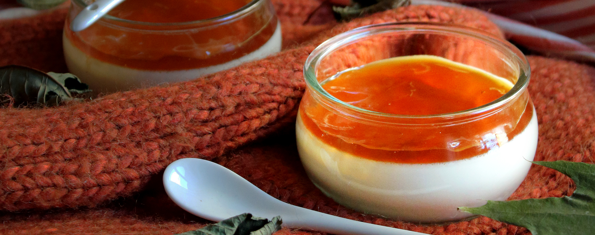 Ricetta della panna cotta alla menta con coulis di mela